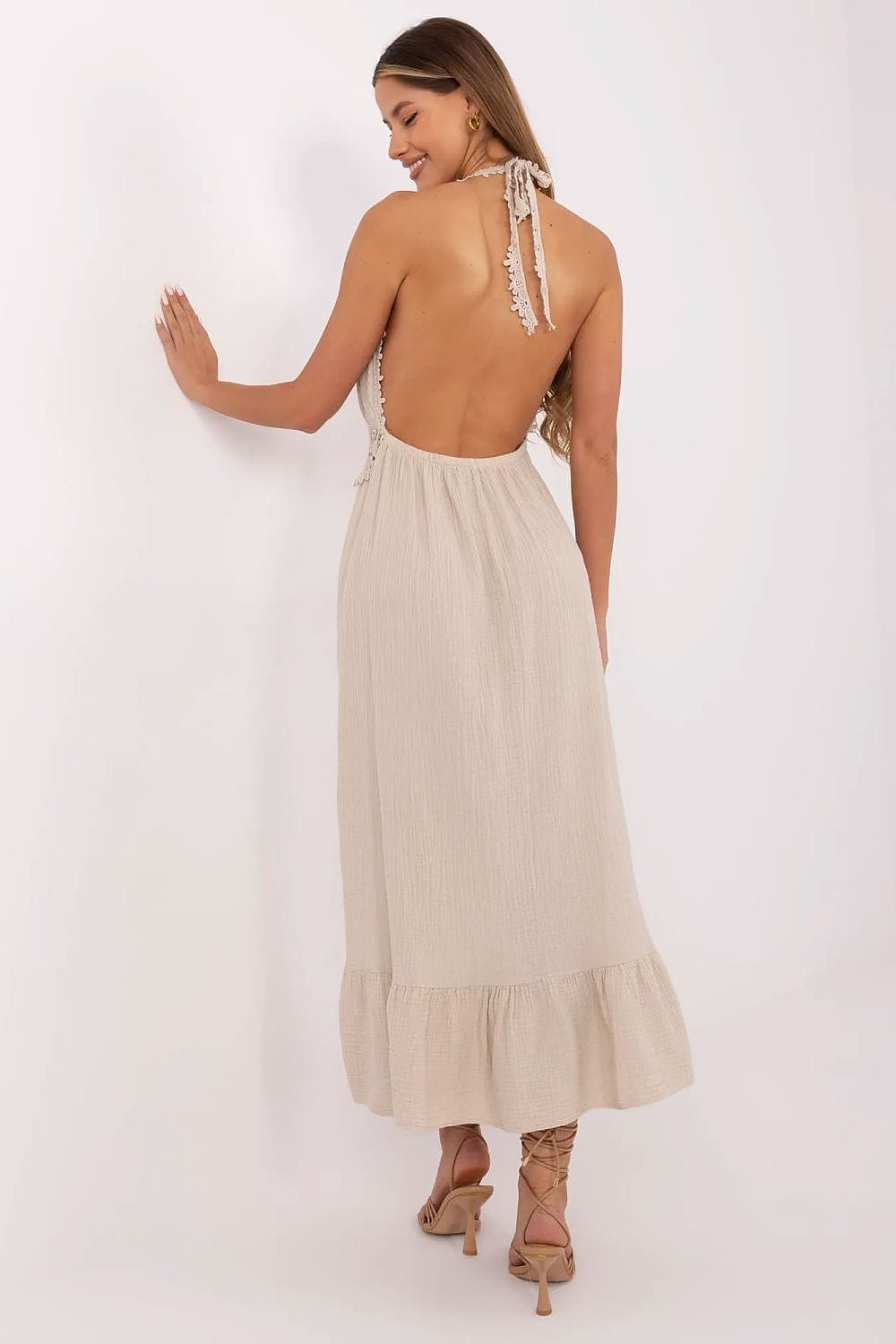 Robe dos nu beige longue bohème été fluide sans manches pour mariage invité chic avec détail noué au dos
