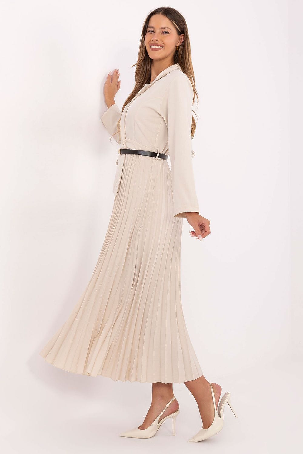 Robe midi plissée beige chic manches longues avec ceinture, élégante pour mariage ou soirée habillée femme