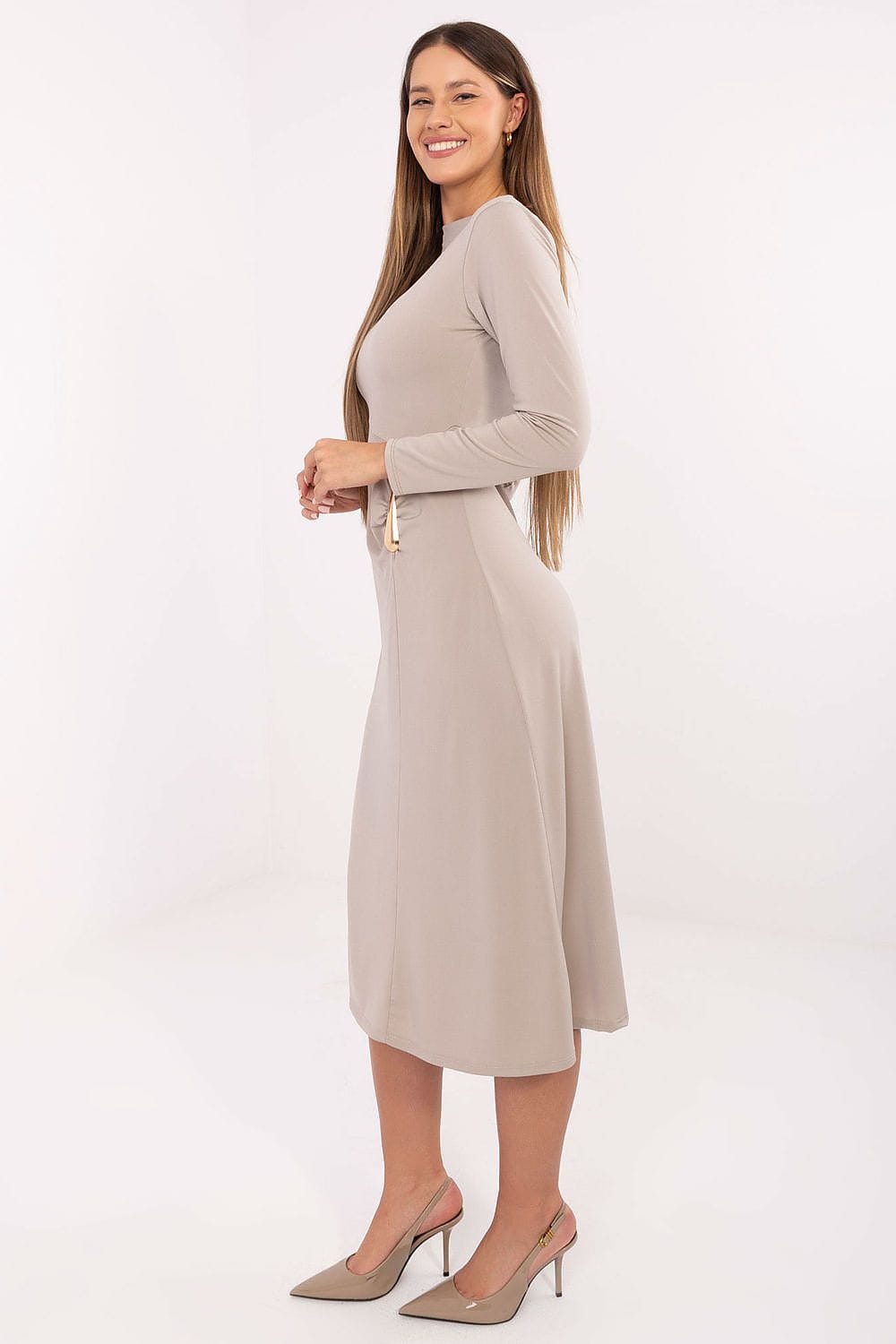 Robe midi beige élégante manches longues trapèze fluide femme pour soirée chic ou cocktail printanier