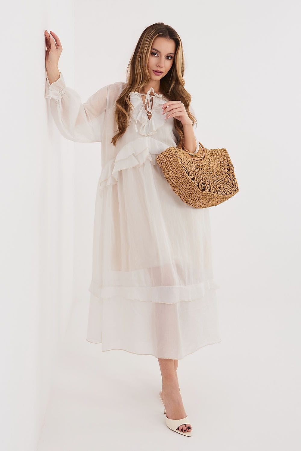 Robe longue plage bohème blanche manches longues fluide avec sac en osier, idéale été et vacances balnéaires