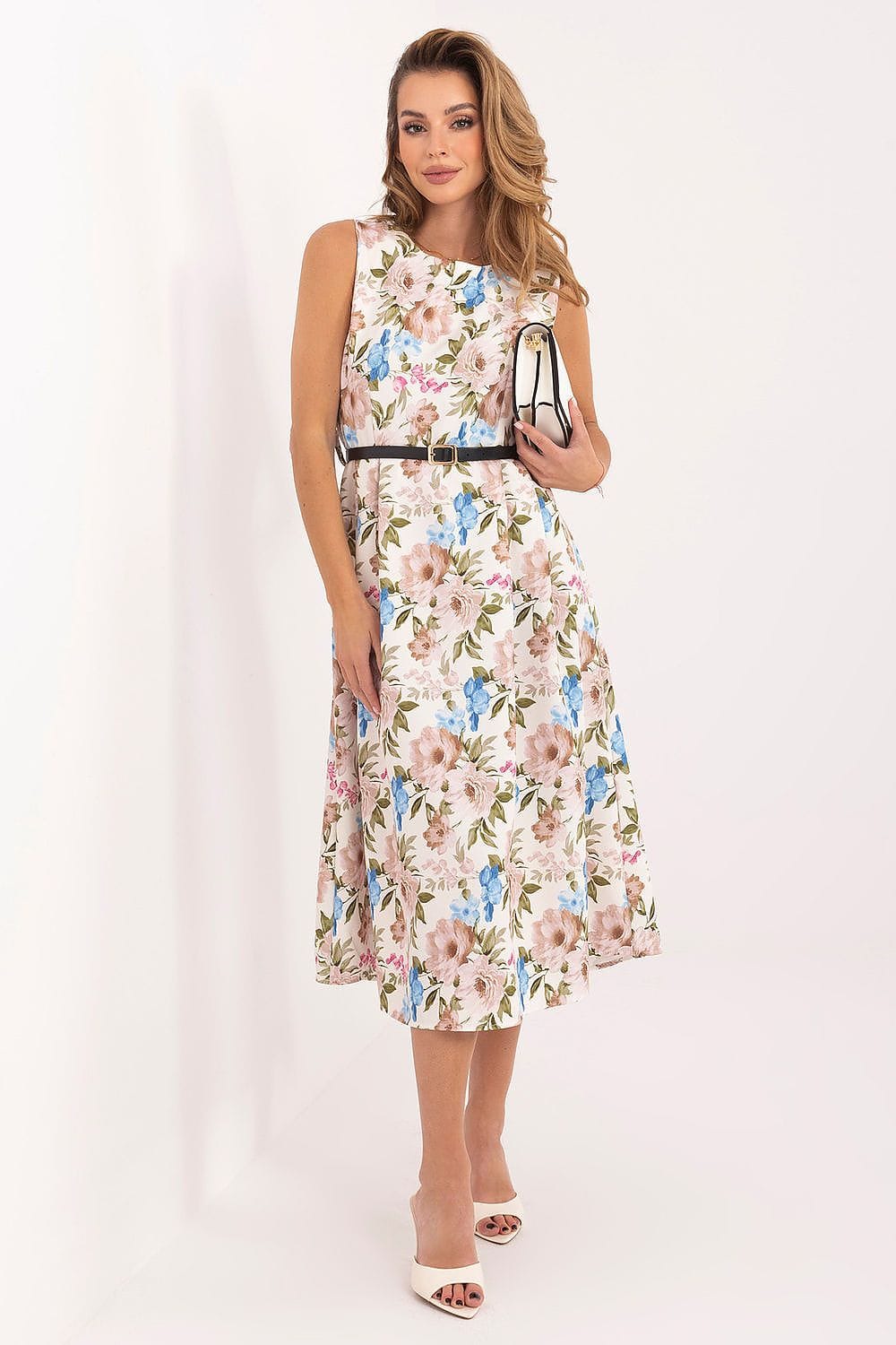 Robe midi fleurie blanche trapèze sans manches idéale pour un baptême ou un mariage, ceinturée et élégante