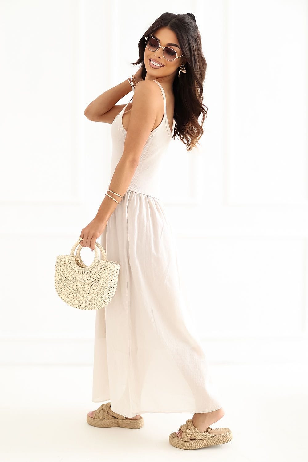 Robe longue été bohème blanche sans manches fluide femme avec sac en paille tressée pour plage