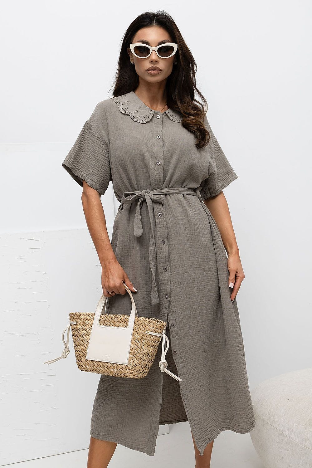 Robe longue fluide femme casual en gaze de coton beige manches courtes style chemise avec sac cabas tendance
