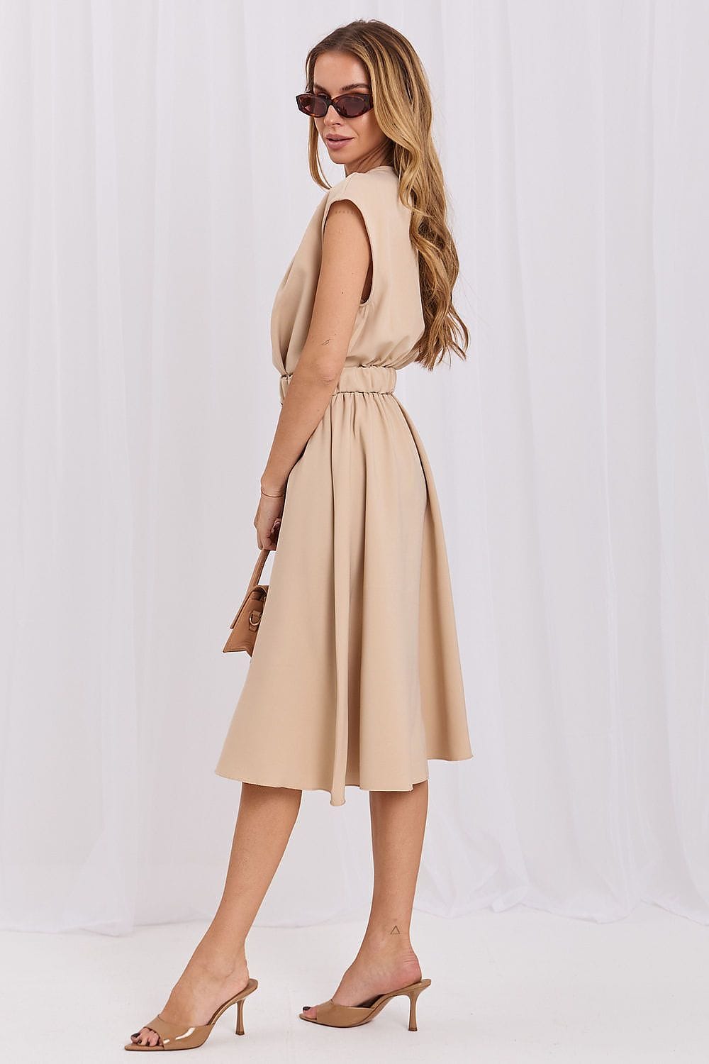 Robe élégante beige fluide midi chic sans manches idéale pour mariage invité ou cocktail été, accessoires assortis