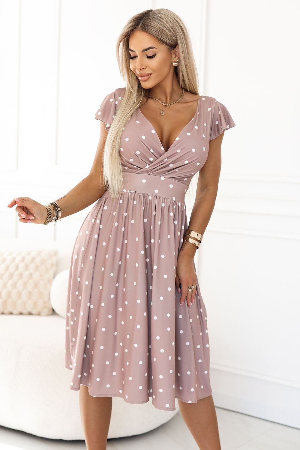 Robe midi rose poudré à pois blancs, style été chic décolleté fluide manches courtes idéale cocktail