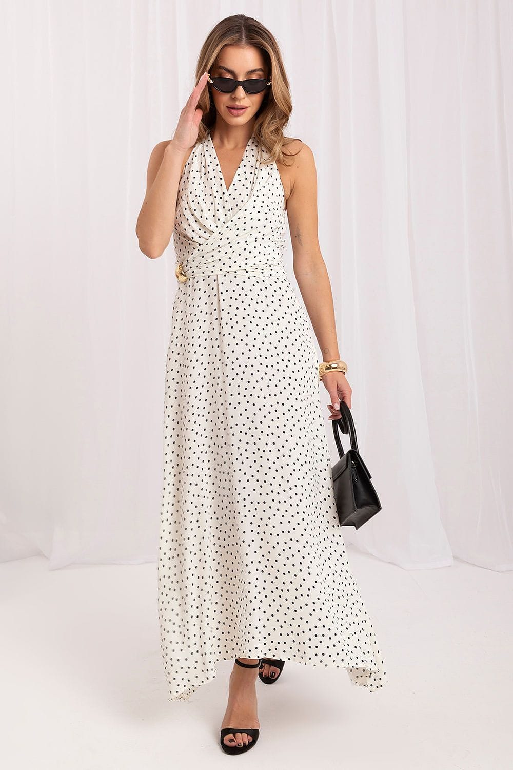 Robe longue blanche à pois noire style été bohème chic sans manches avec sac à main noir et lunettes tendance