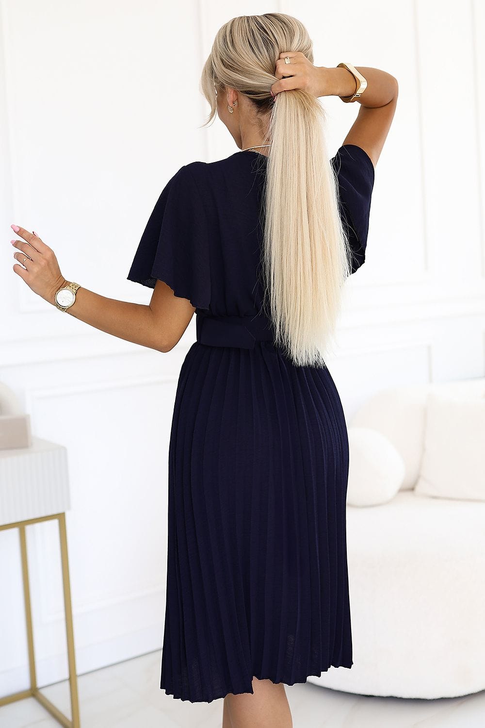 Robe midi plissée noire élégante pour soirée chic, manches courtes, féminine et confortable, style habillé