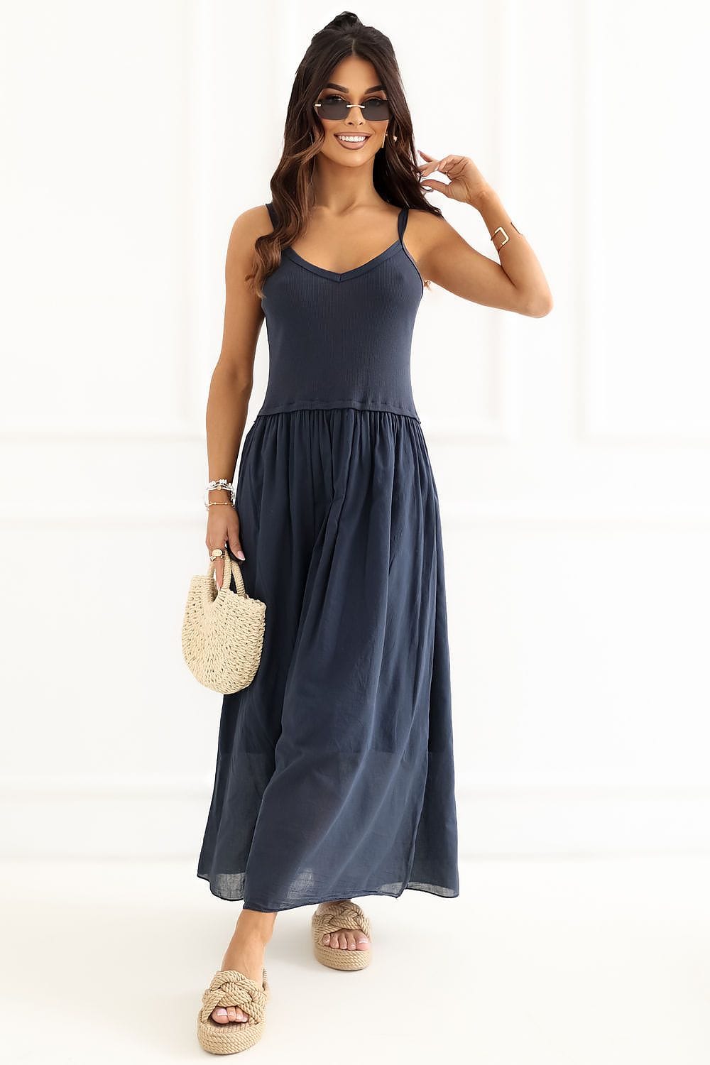 Robe été longue bleu fluide casual sans manches avec sac en osier, parfaite pour plage ou sorties décontractées
