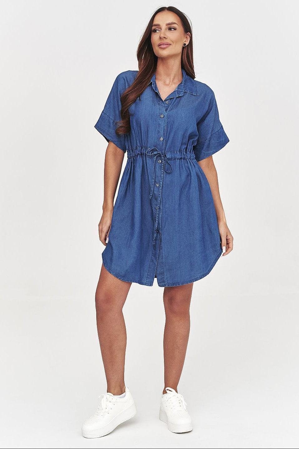 Robe en jean courte casual style chemise, manches courtes, idéale pour l’été, coupe droite et fluide