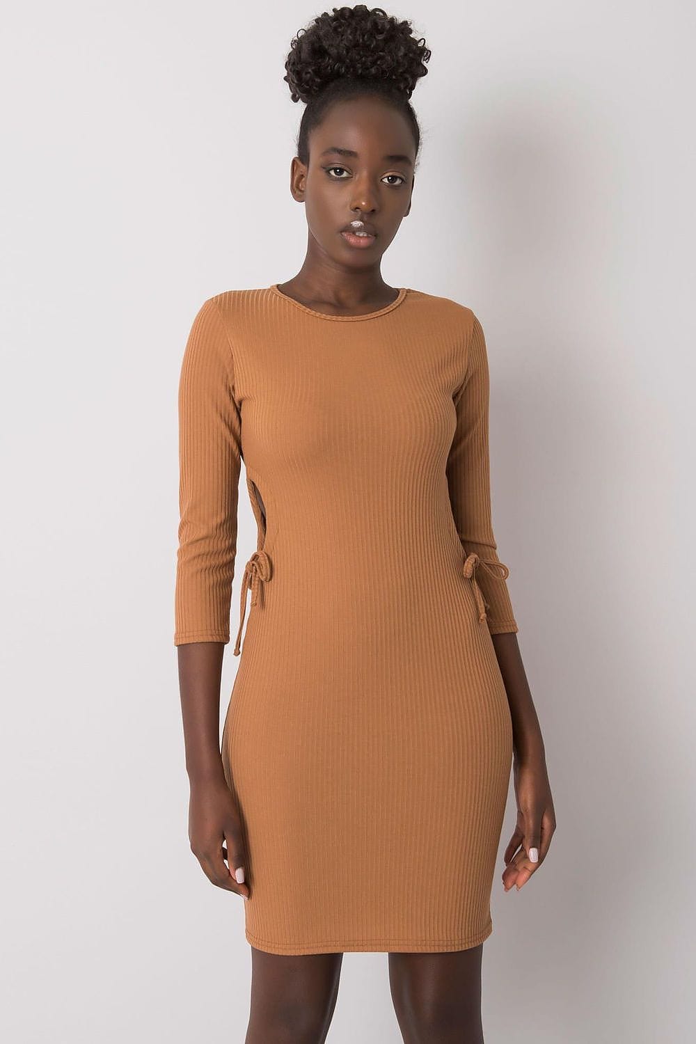 Robe moulante courte beige manches trois quarts élégante pour soirée casual ou évènement chic tendance