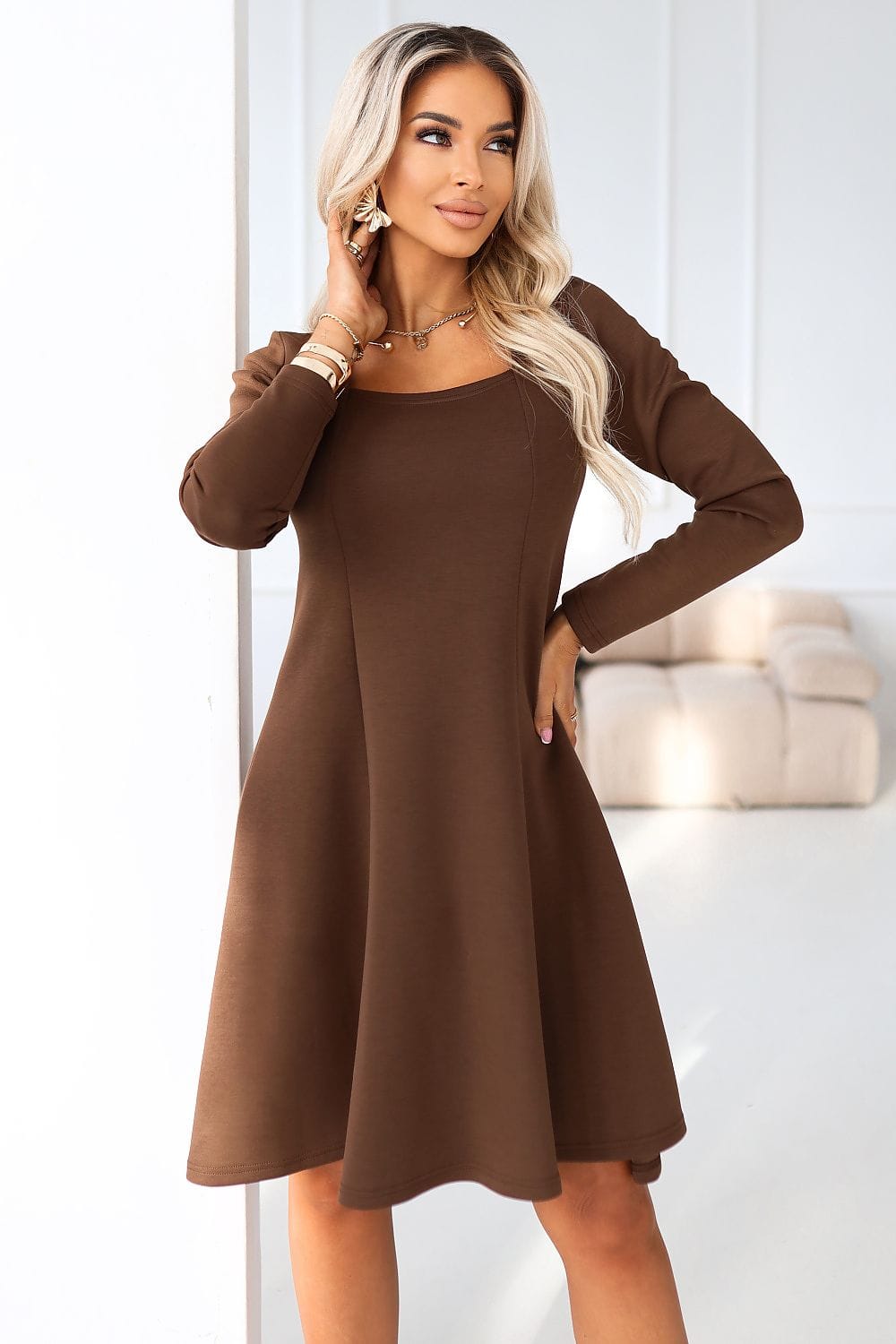 Robe évasée marron trapèze manches longues chic casual midi pour femme élégante, idéale automne-hiver
