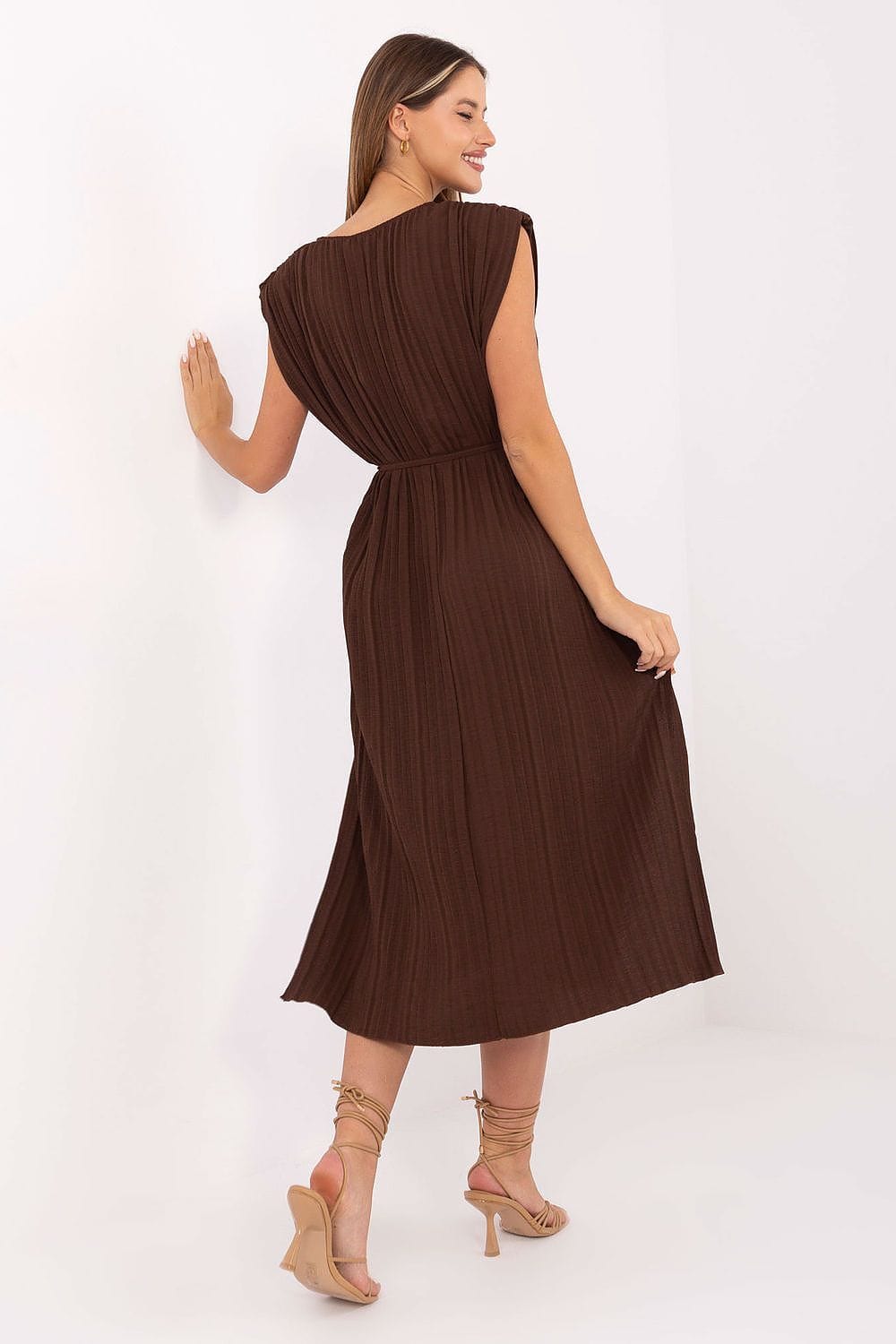 Robe midi fluide femme chic marron, sans manches, idéale pour mariage invité ou soirée estivale élégante