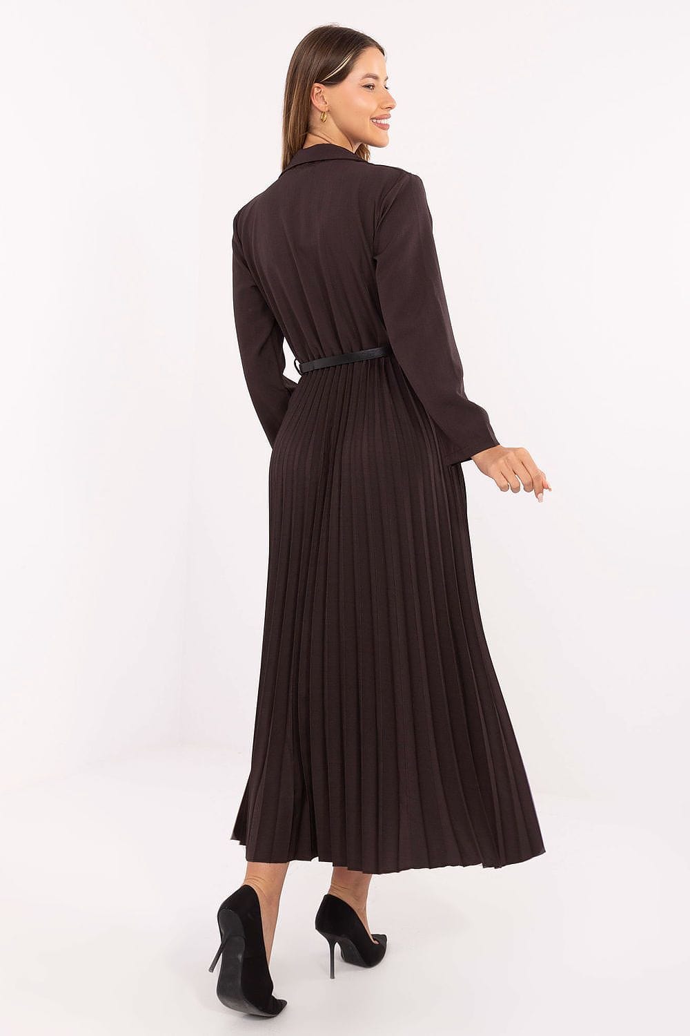 Robe longue plissée noire élégante pour soirée chic, manches longues, ceinture fine, style habillé femme