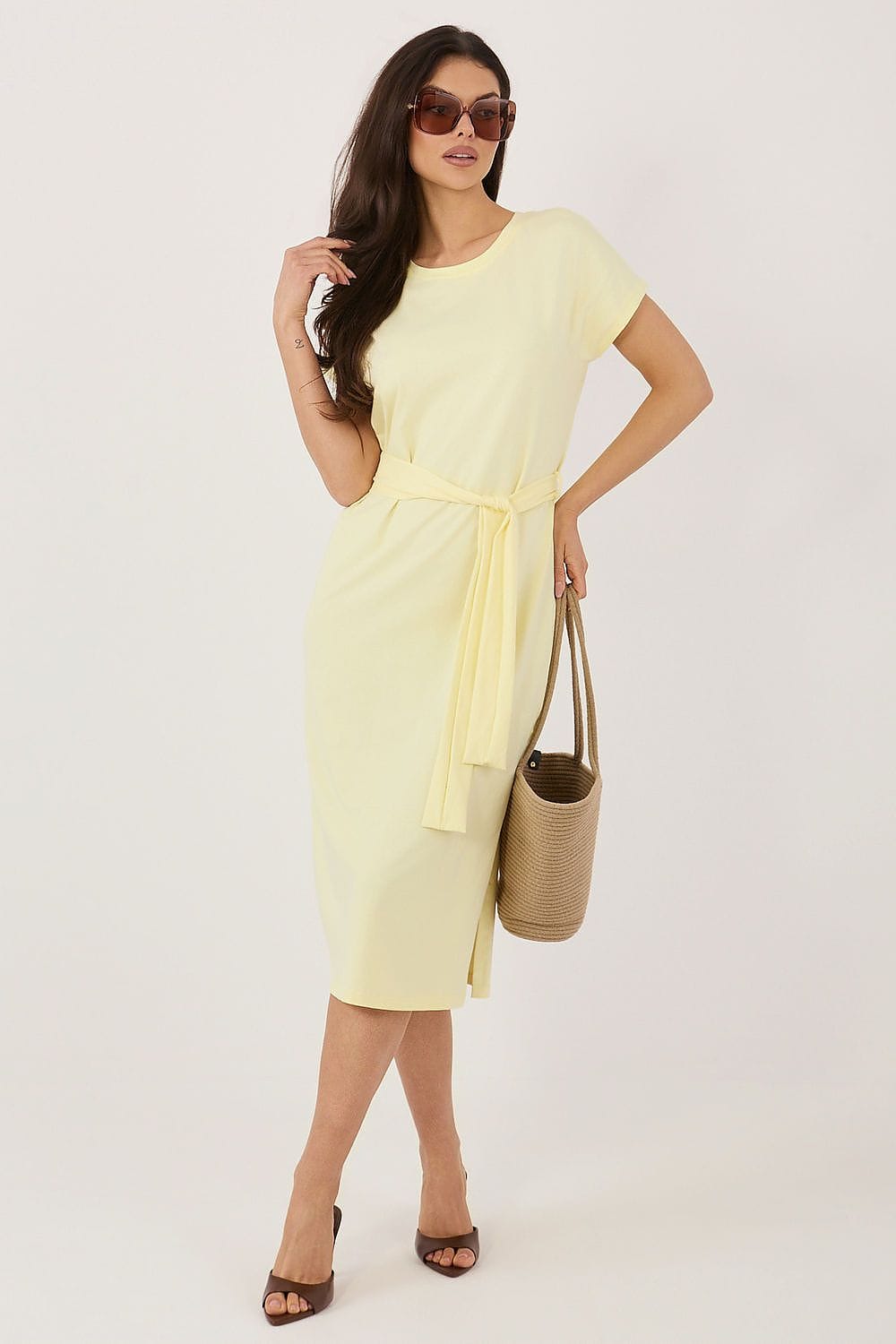 Robe midi fluide jaune manches courtes style casual pour été, accessoirisée d’un sac cabas en paille