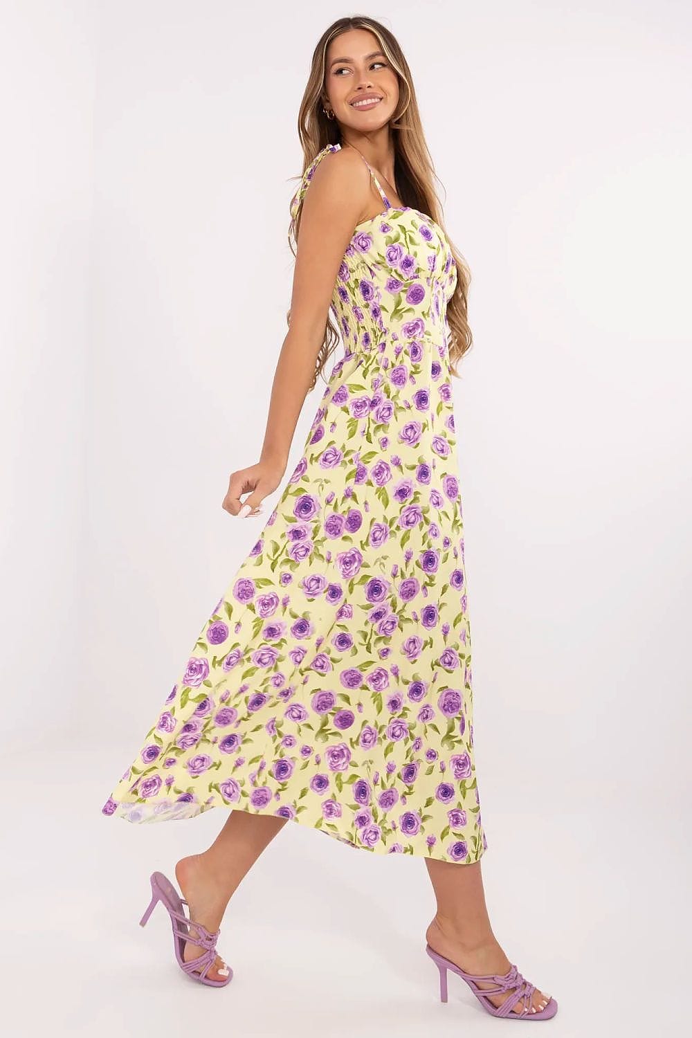 Robe été fleurie jaune et violette longue fluide silhouette trapèze sans manches pour invité mariage chic