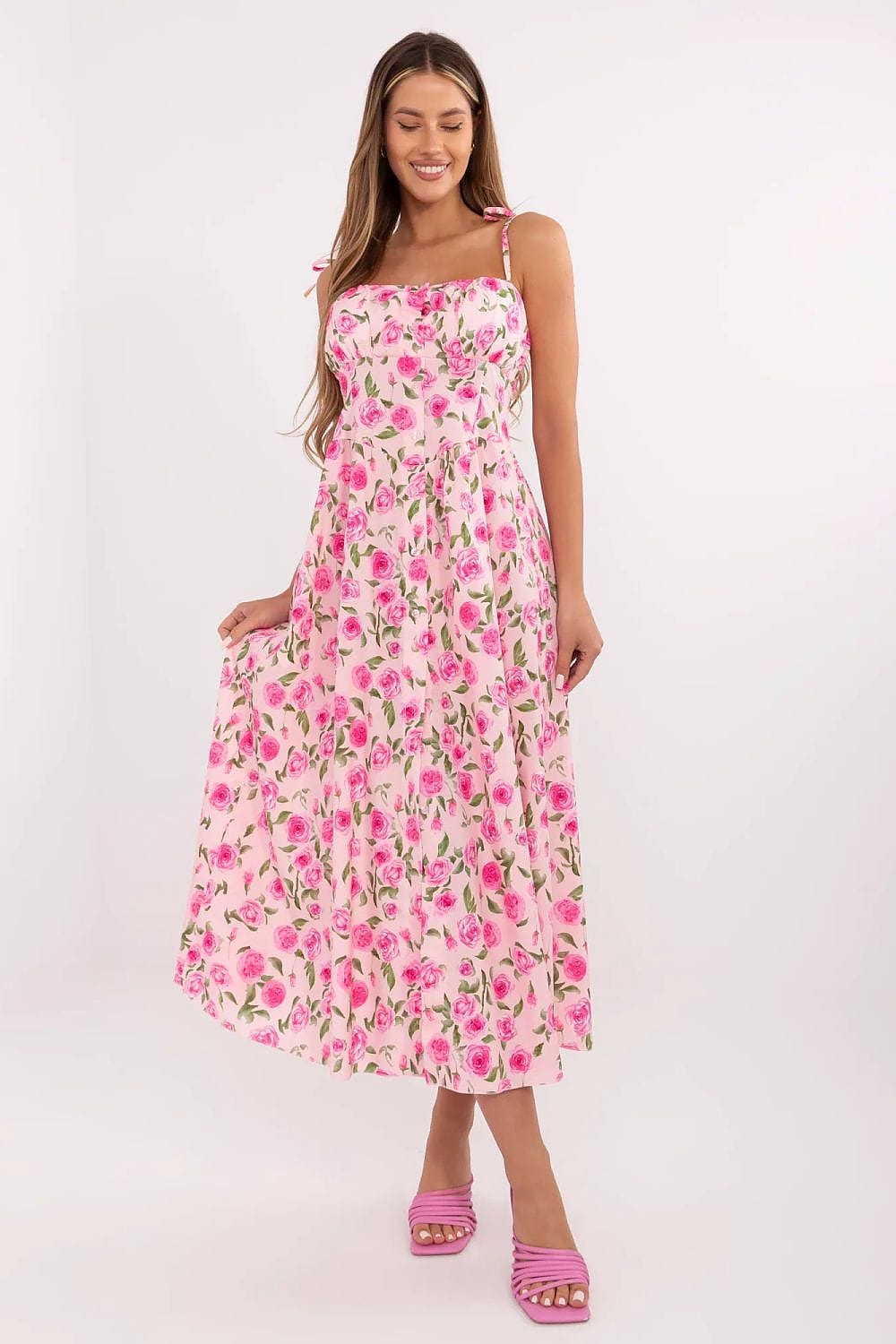 Robe été fleurie midi rose bohème pour mariage invité chic avec bretelles fines, look frais et féminin