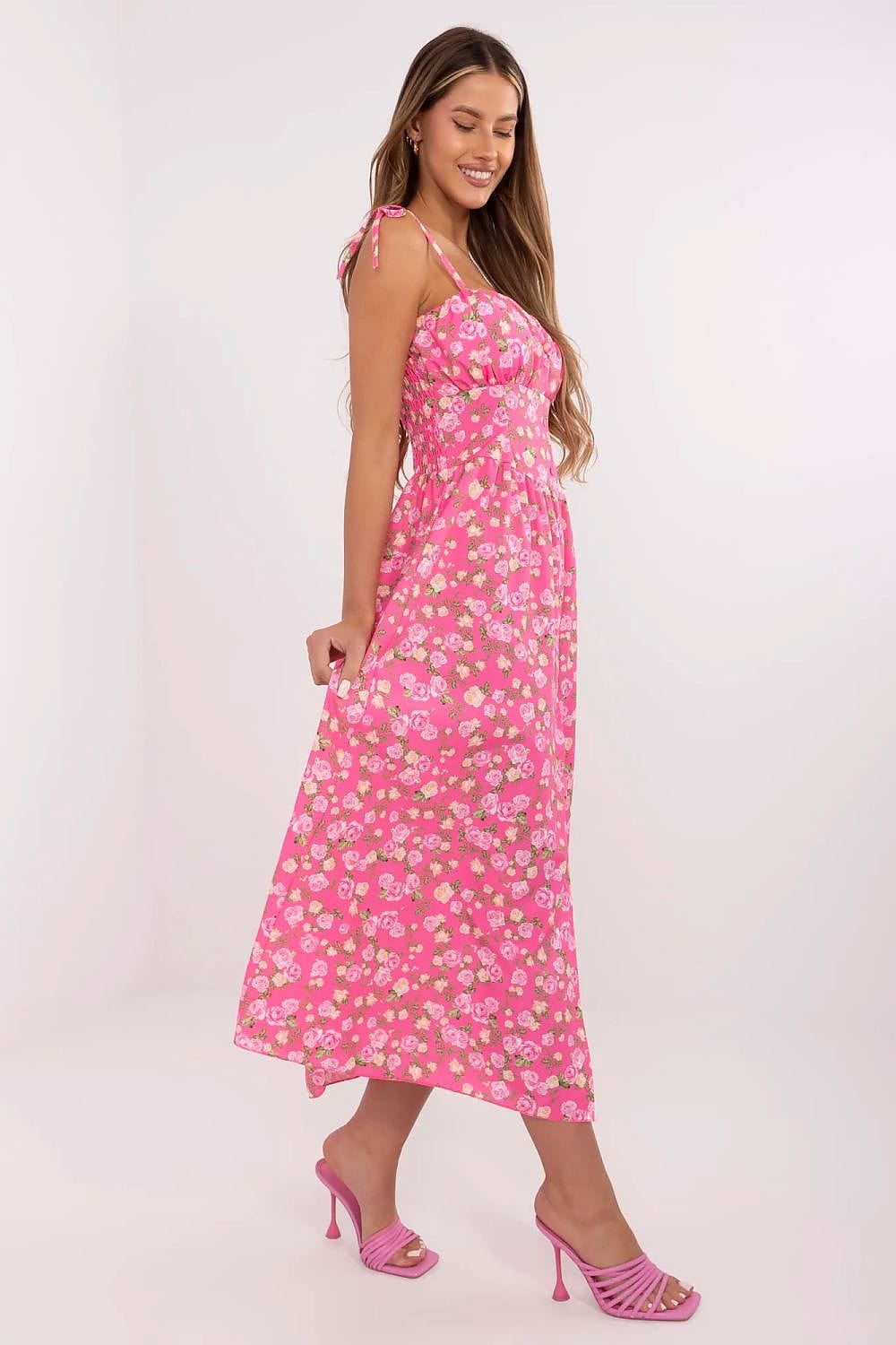 Robe été bohème midi fleurie rose à fines bretelles, parfaite pour une occasion casual ou une sortie plage