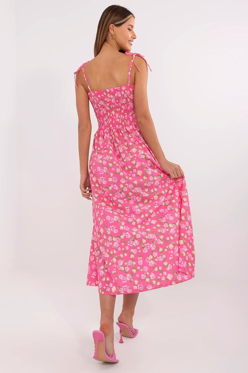 Robe été bohème fleurie rose longue à bretelles fines silhouette évasée parfaite pour plage ou cocktail