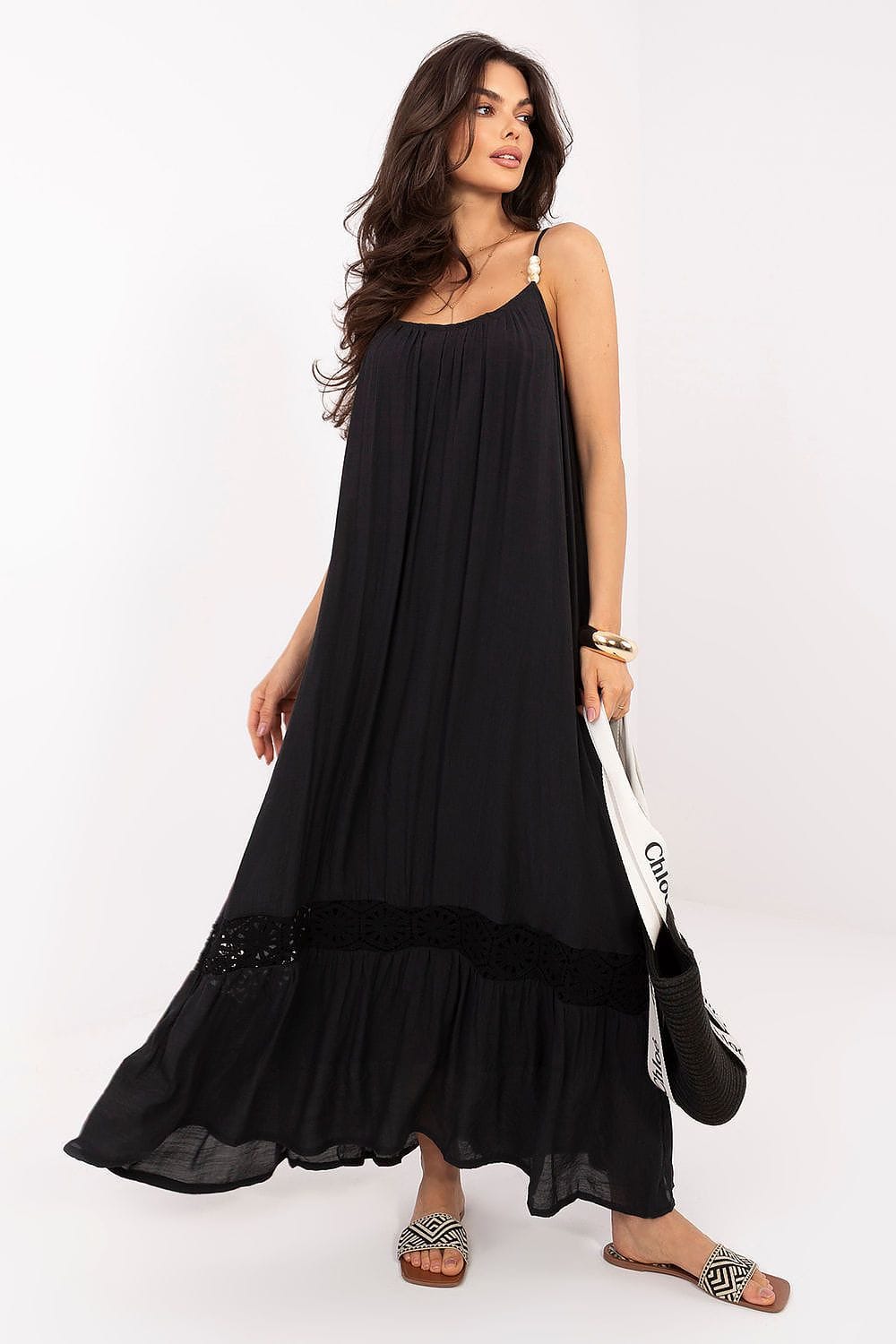 Robe longue noire bohème été sans manches fluide, accessoires sac cabas noir et sandales plates femme