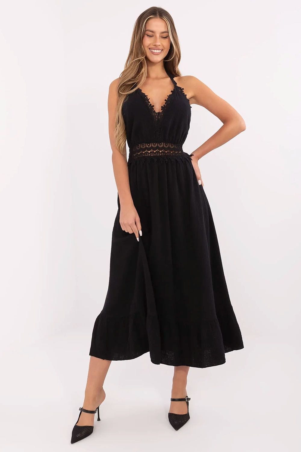 Robe noire bohème longue sans manches avec dentelle pour soirée chic ou mariage invité, coupe évasée élégante