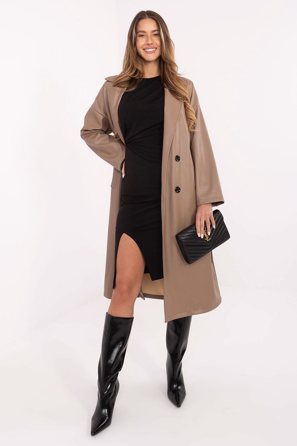 Robe de soirée chic noire moulante fendue manches courtes midi avec sac pochette noire parfait pour cocktail