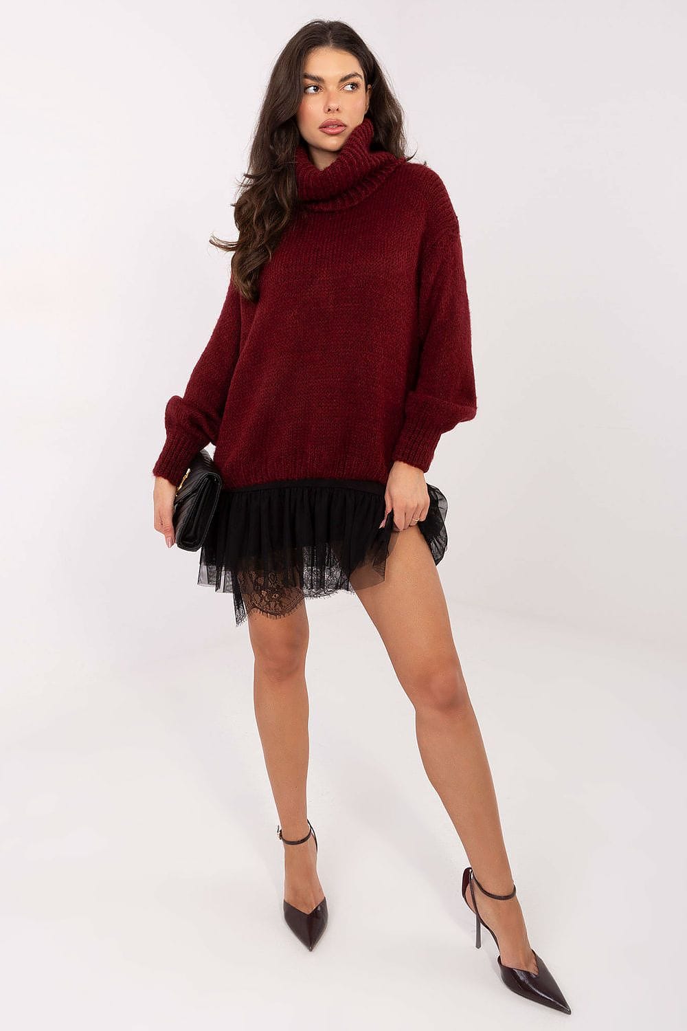 Robe pull courte noire en tulle et dentelle style soirée chic avec manches longues et col roulé tendance