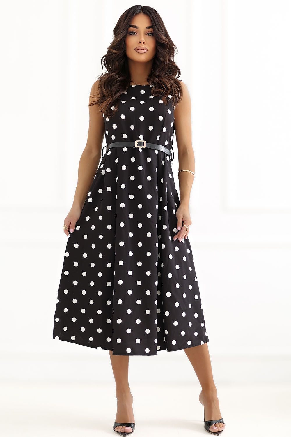 Robe midi noire à pois blancs chic sans manches trapèze ceinturée parfaite pour cocktail ou mariage invité