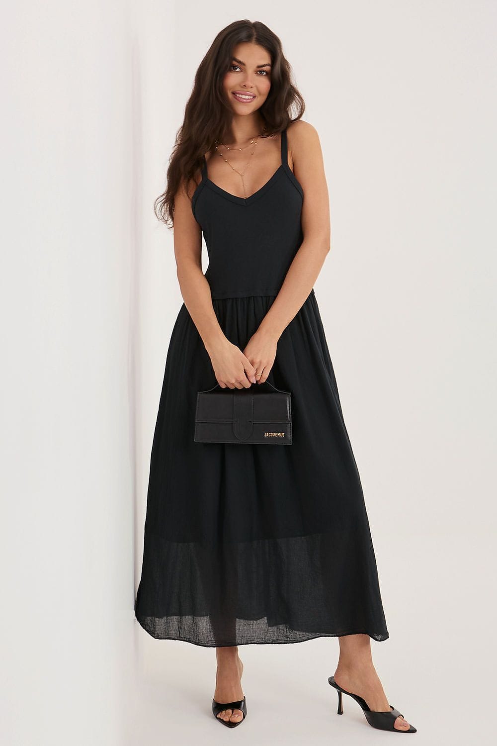 Robe de soirée chic noire longue fluide femme sans manches avec sac pochette élégante et sandales noires
