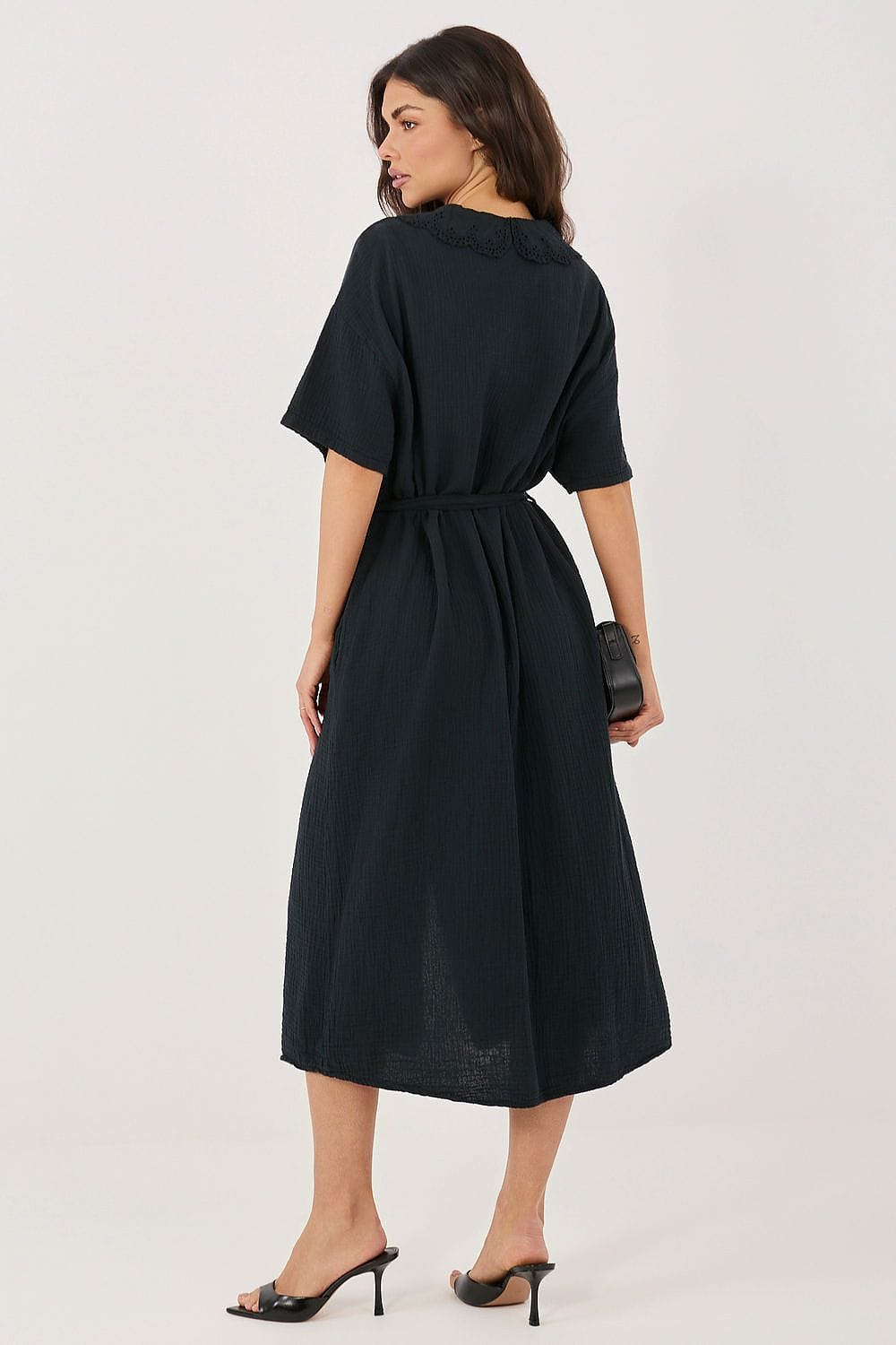 Robe noire midi trapèze fluide femme manches courtes col brodé tenue chic casual élégante pour été