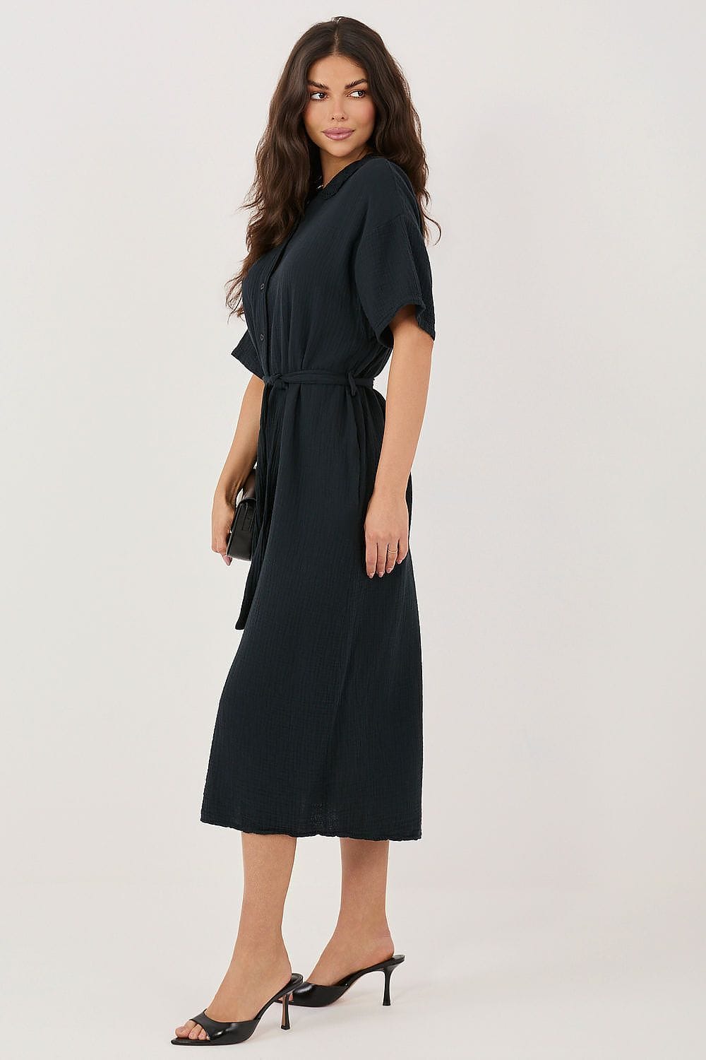 Robe midi noire fluide pour soirée chic, manches courtes, ceinture à la taille, look habillé élégant
