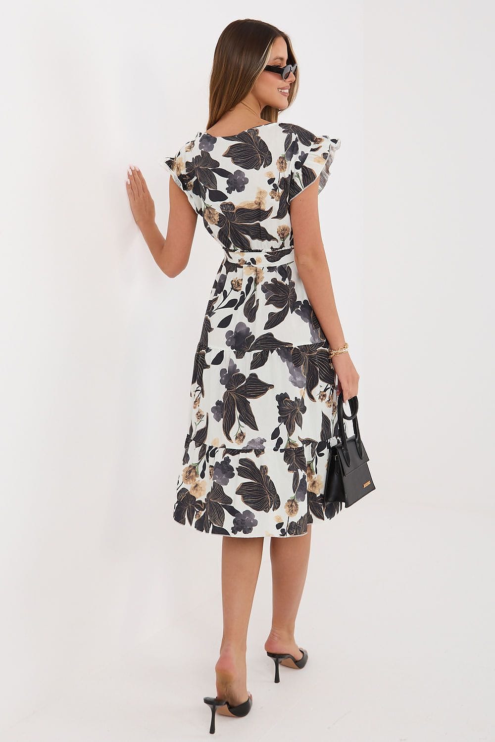 Robe été fleurie midi blanche manches courtes style bohème accessoire sac noir mode femme tendance