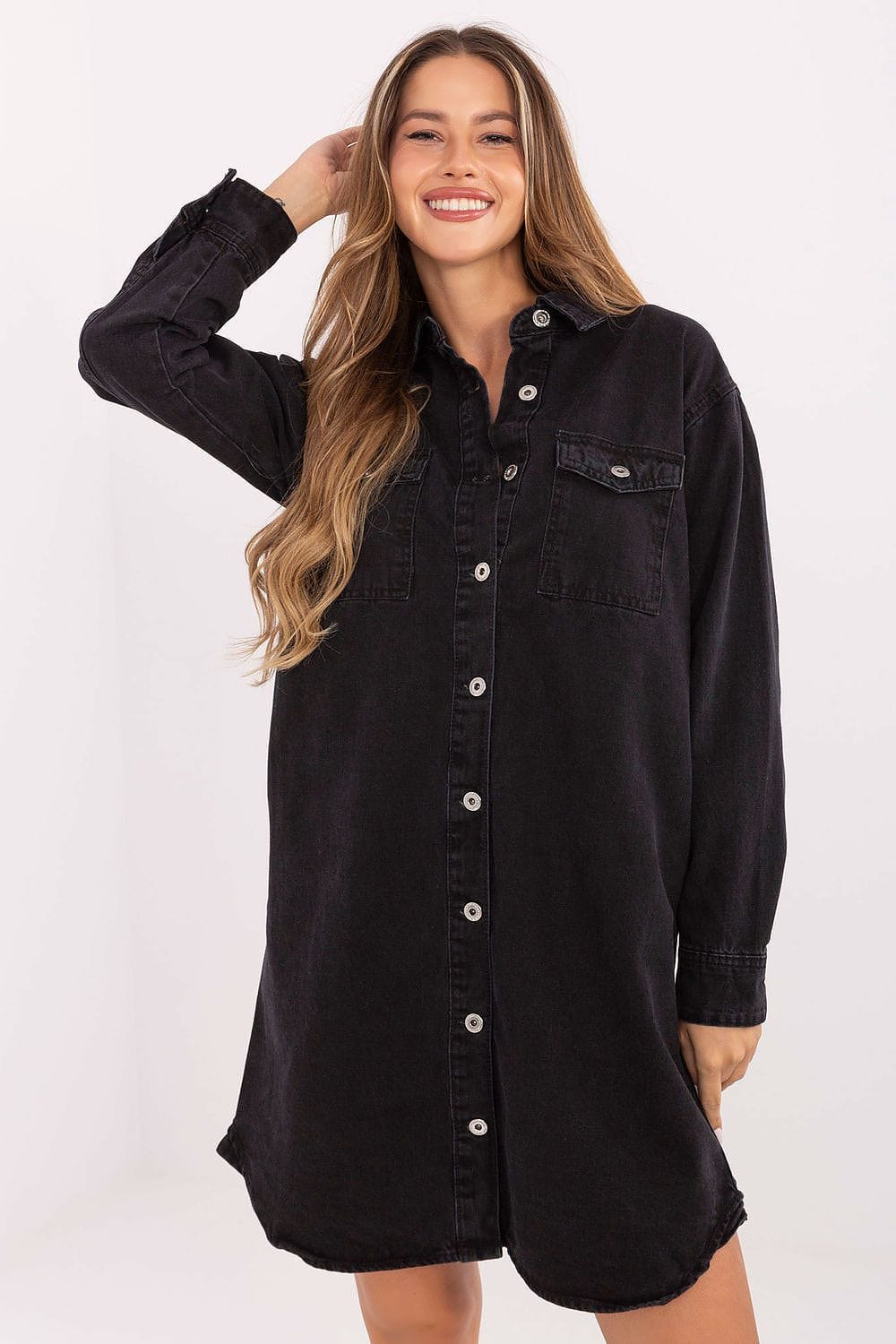 Robe chemise noire courte en jean, style casual manches longues pour femme, idéale look décontracté tendance