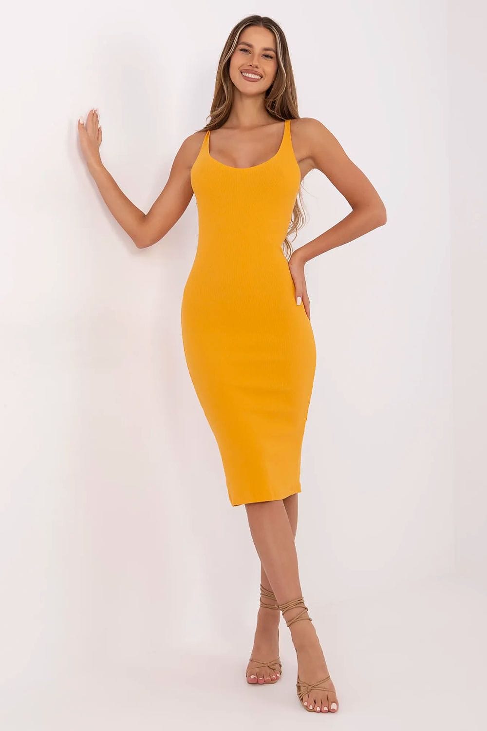 Robe moulante jaune midi sans manches décolleté idéale pour soirée été, tendance chic et féminine