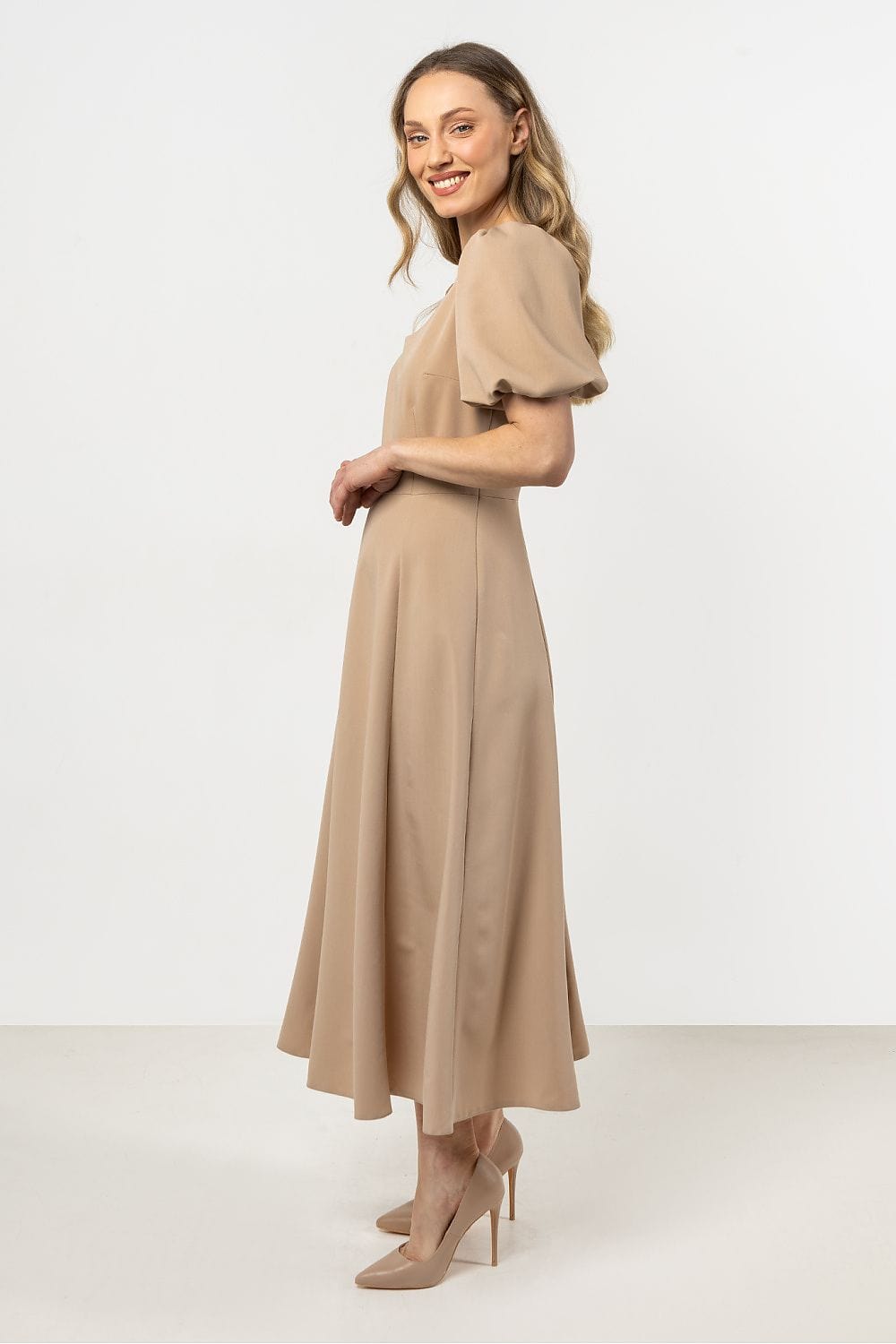 Robe midi beige trapèze manches courtes élégante pour invité mariage chic ou événement cocktail été