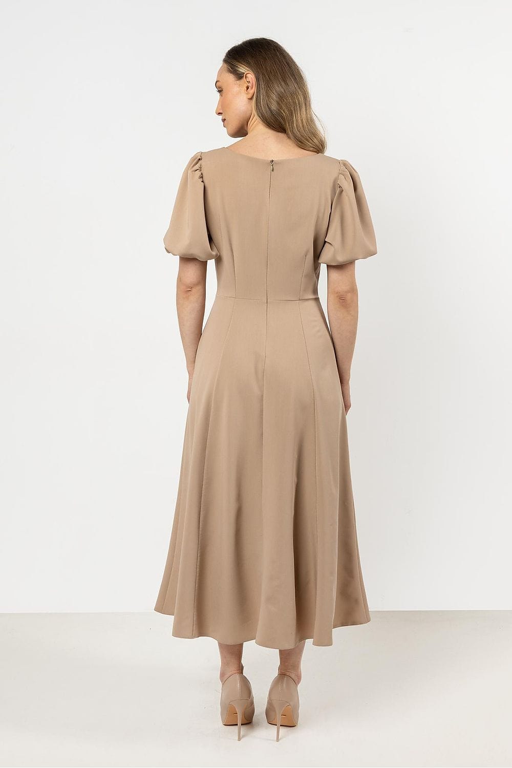 Robe midi beige chic manches courtes évasée style habillée idéale pour mariage invité ou cocktail