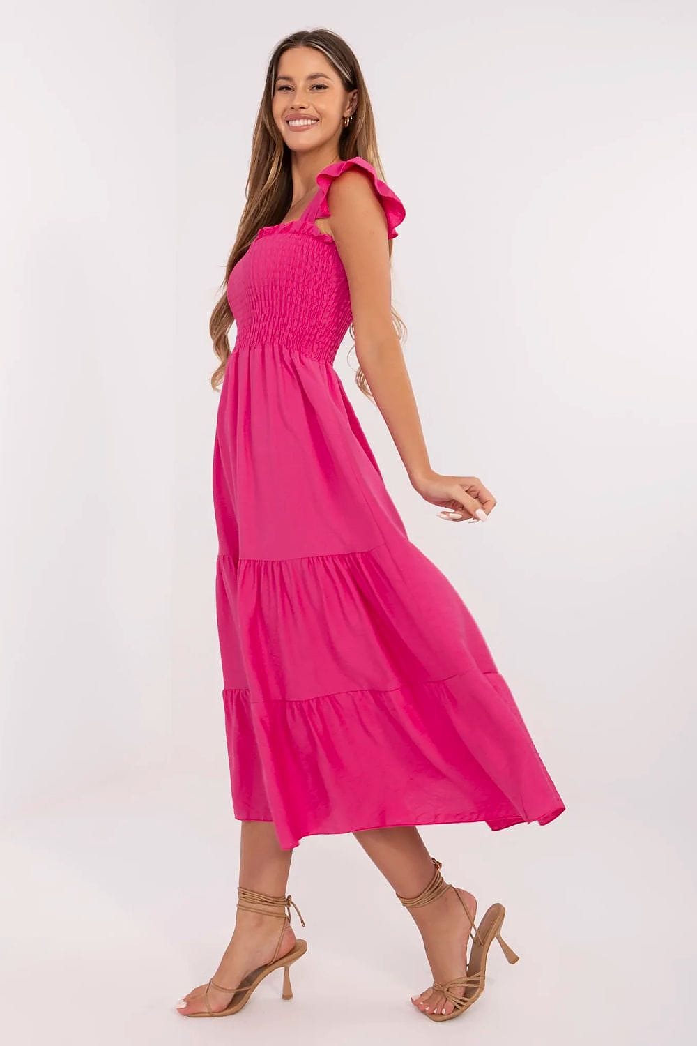 Robe été bohème rose midi évasée sans manches, parfaite pour un look féminin et tendance en vacances