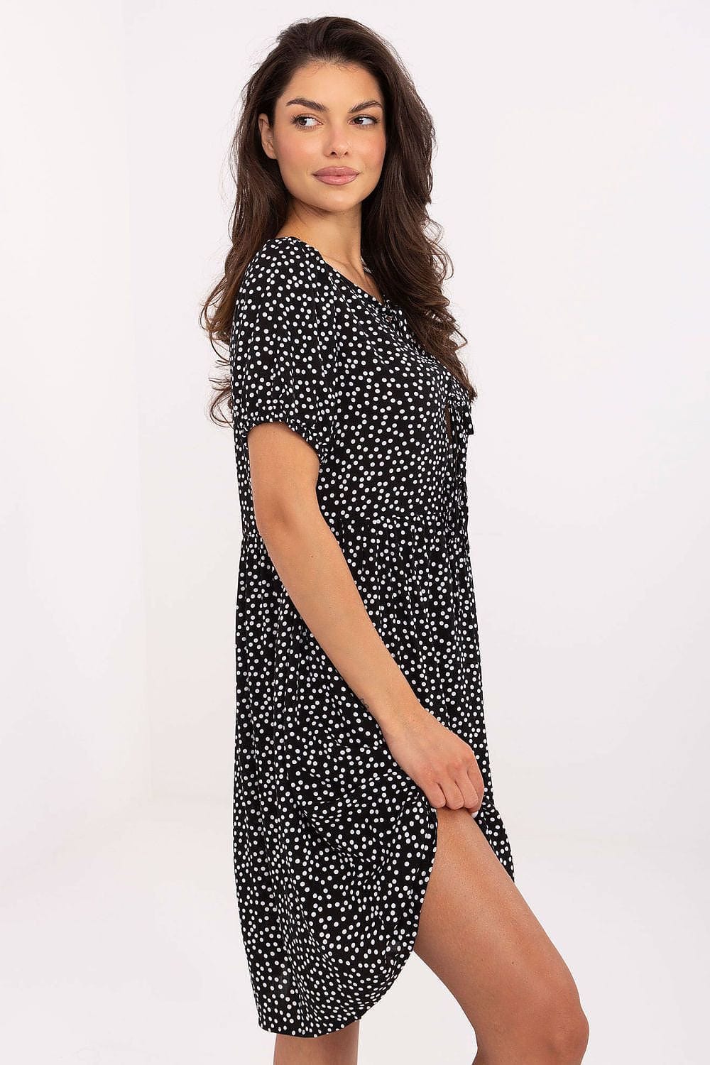 Robe courte noire à pois blancs, style casual fluide, manches courtes, idéale pour l’été ou une sortie plage