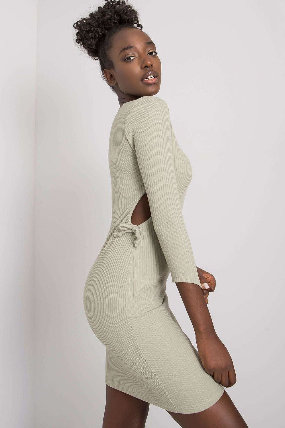 Robe moulante manches longues courte beige décolleté dos nu style casual chic pour soirée femme élégante