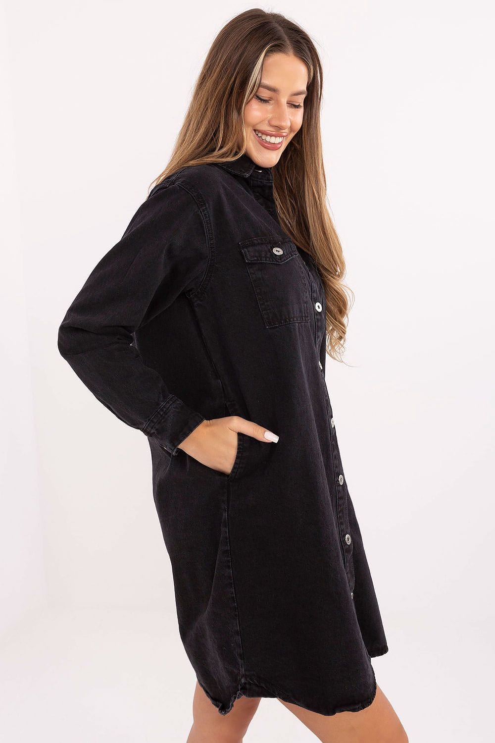 Robe en jean noire courte à manches longues style casual idéale pour un look décontracté et tendance au quotidien