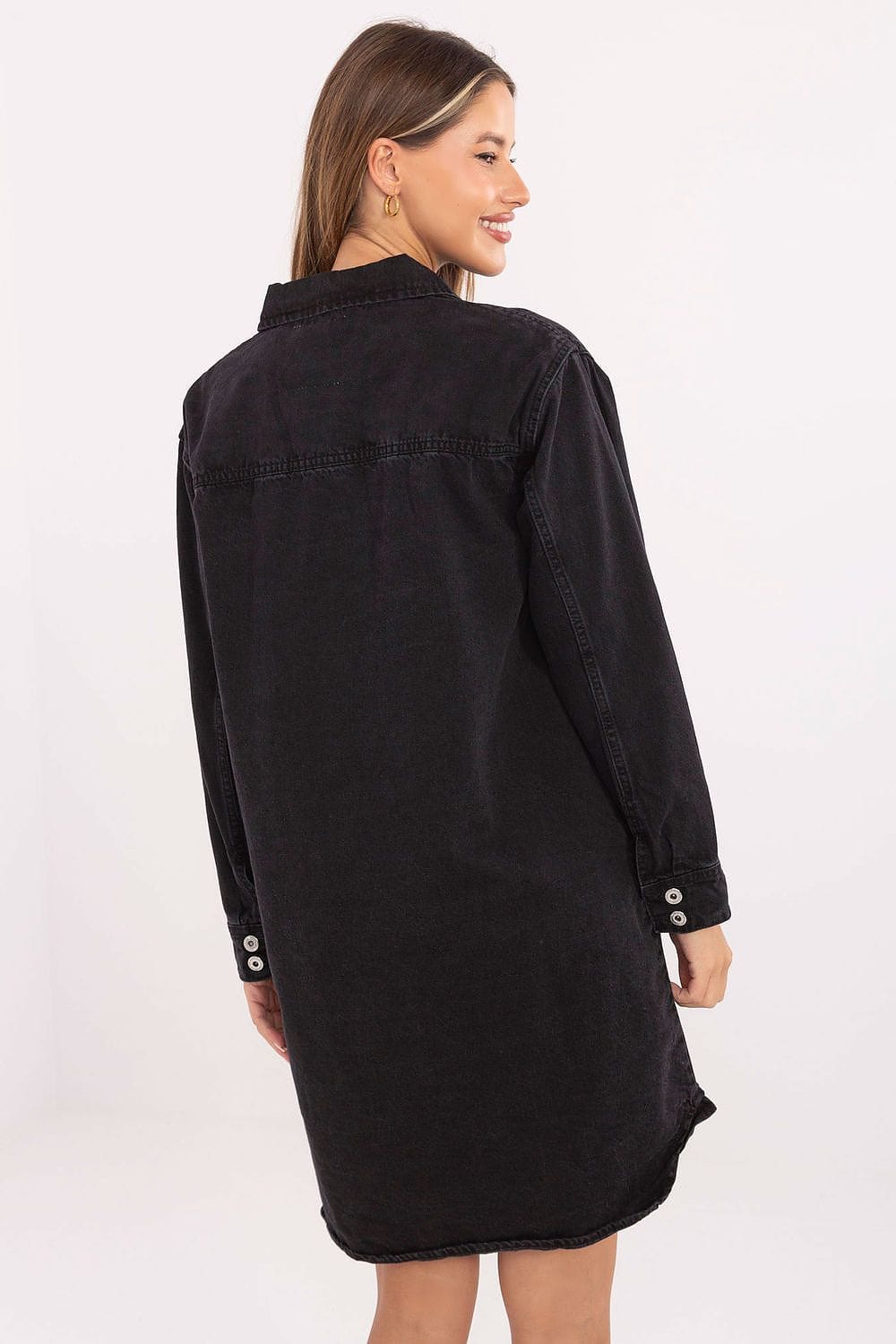 Robe en jean noire courte manches longues style chemise casual parfaite pour un look tendance quotidien