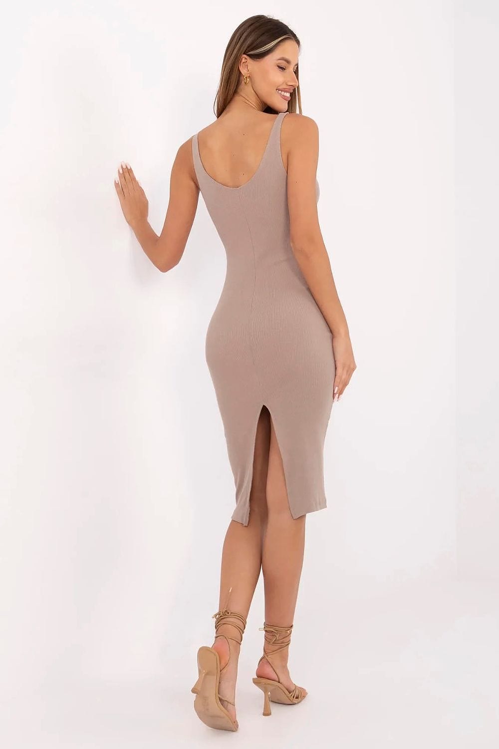 Robe moulante taupe courte sans manches fendue élégante été chic pour soirée ou cocktail femme