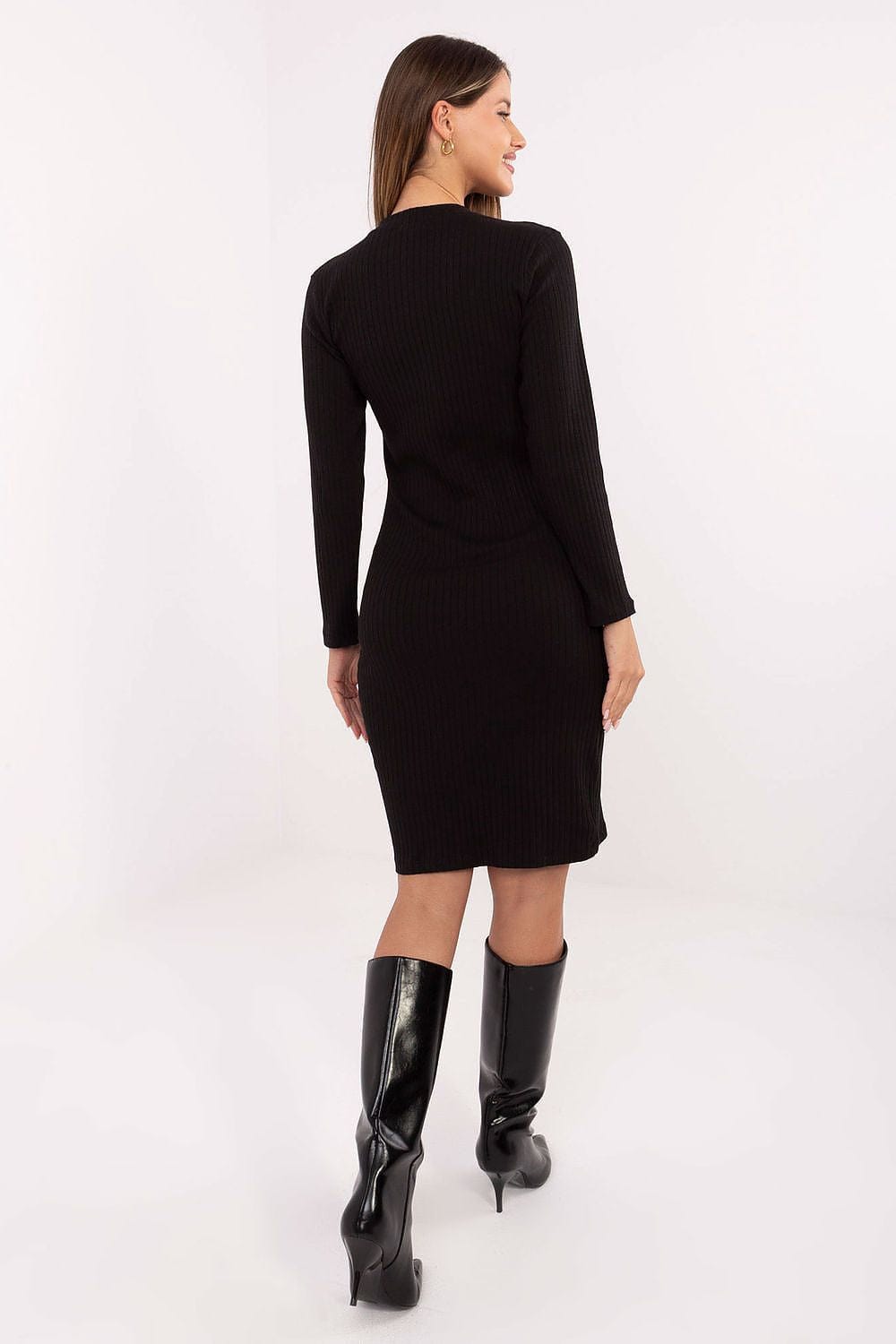 Robe noire moulante manches longues courte style habillée pour soirée chic femme avec bottes hautes