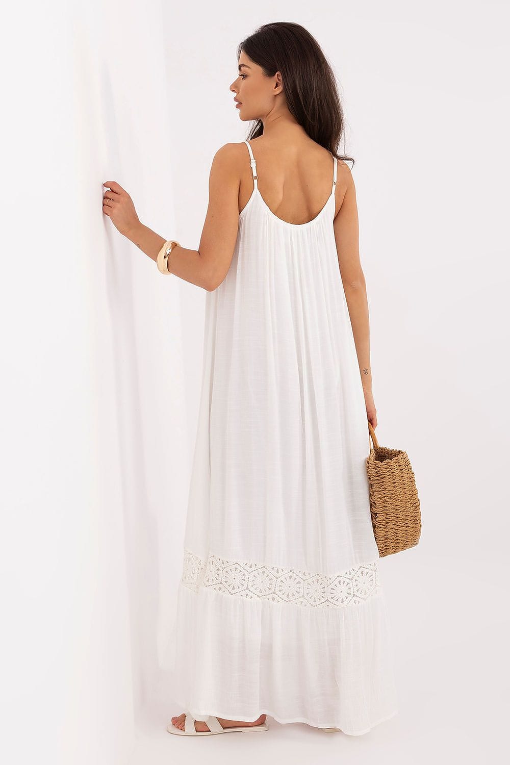 Robe été bohème longue blanche sans manches à détails crochet, idéale plage ou sortie estivale, avec sac paille