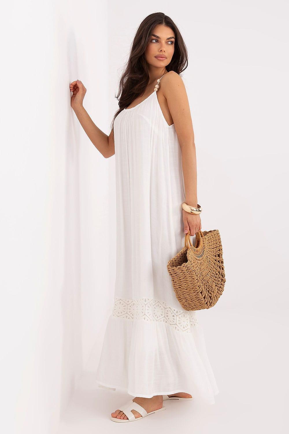 Robe longue blanche bohème été sans manches avec sac en osier, parfaite pour la plage ou vacances