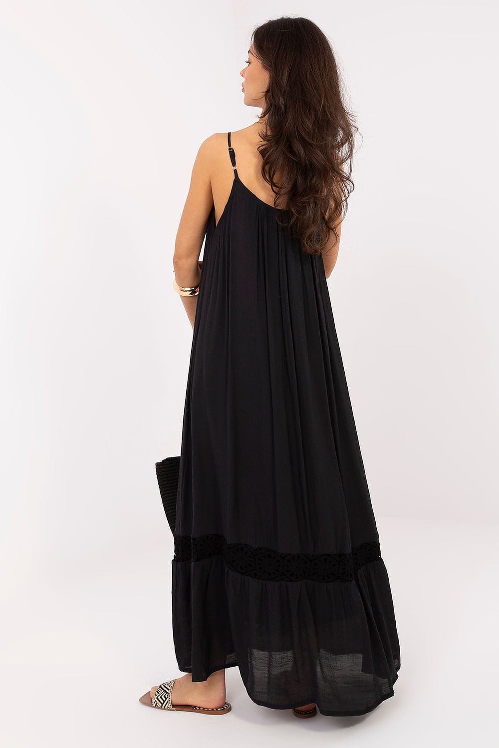 Robe longue noire bohème fluide été femme sans manches style plage avec sac cabas paille accessoires
