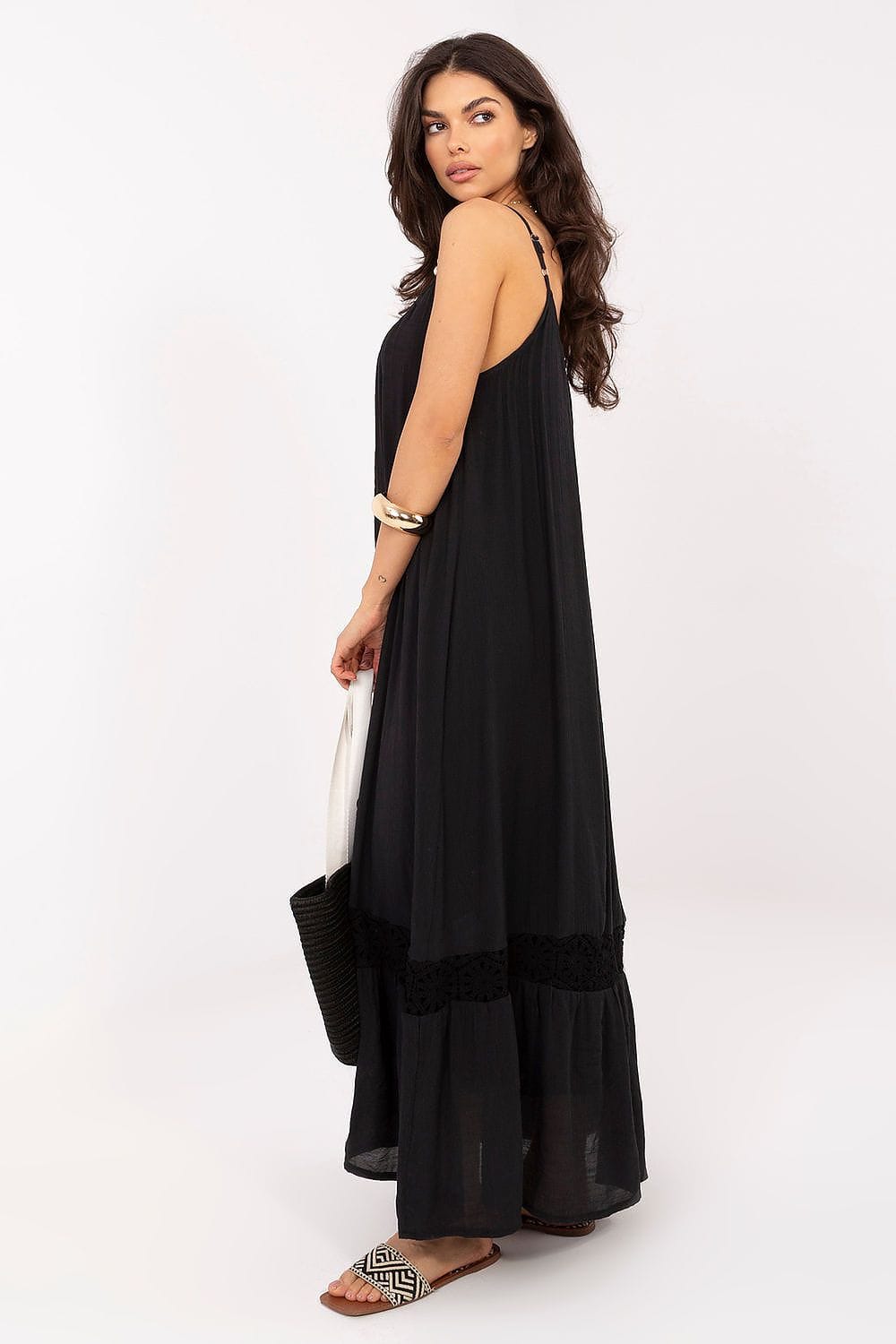 Robe longue noire bohème été femme sans manches fluide chic accessoire sac cabas noir plage