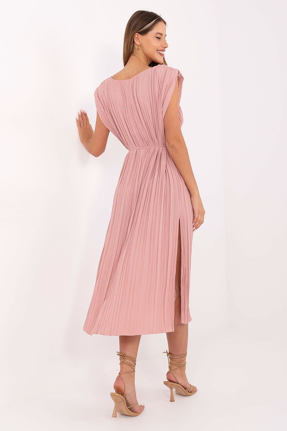 Robe plissée rose midi fluide chic pour cocktail ou événement estival, sans manches, fendue sur le côté