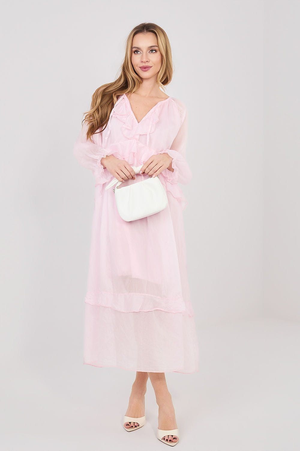 Robe bohème longue rose manches longues femme avec petit sac blanc, idéale pour baptême ou mariage invité chic