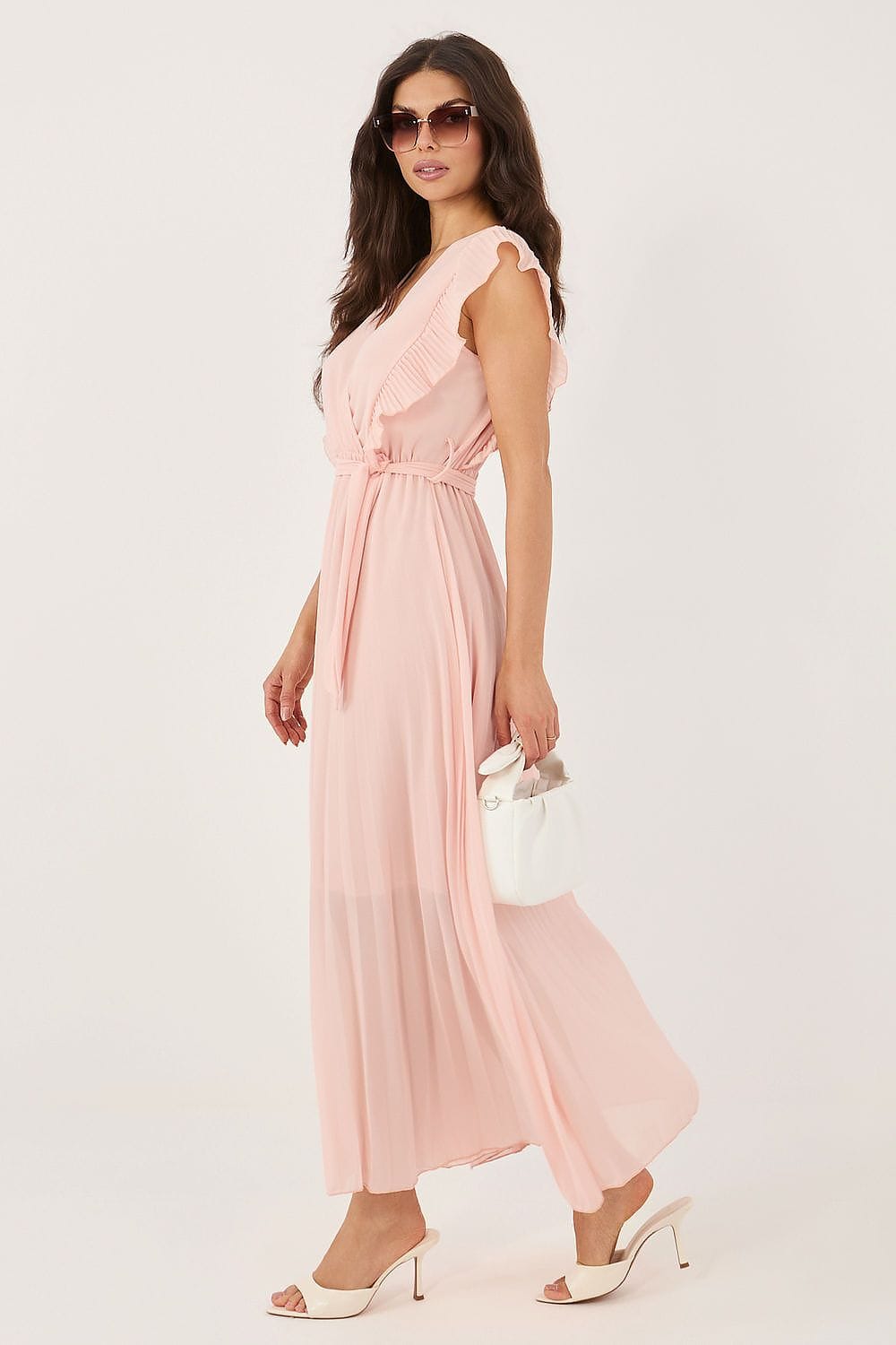 Robe longue rose poudré bohème chic décolleté sans manches pour mariage invité accessoire sac blanc