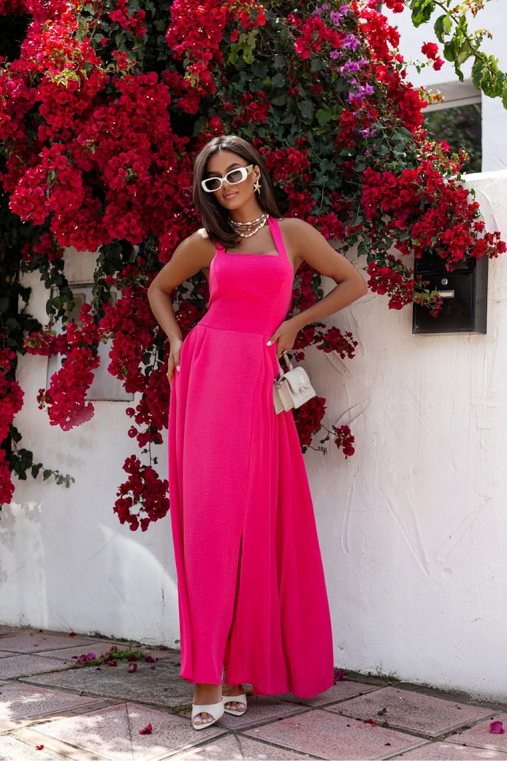 Robe longue soirée chic rose accessoire sac à main sans manches décolleté fendue élégante été femme